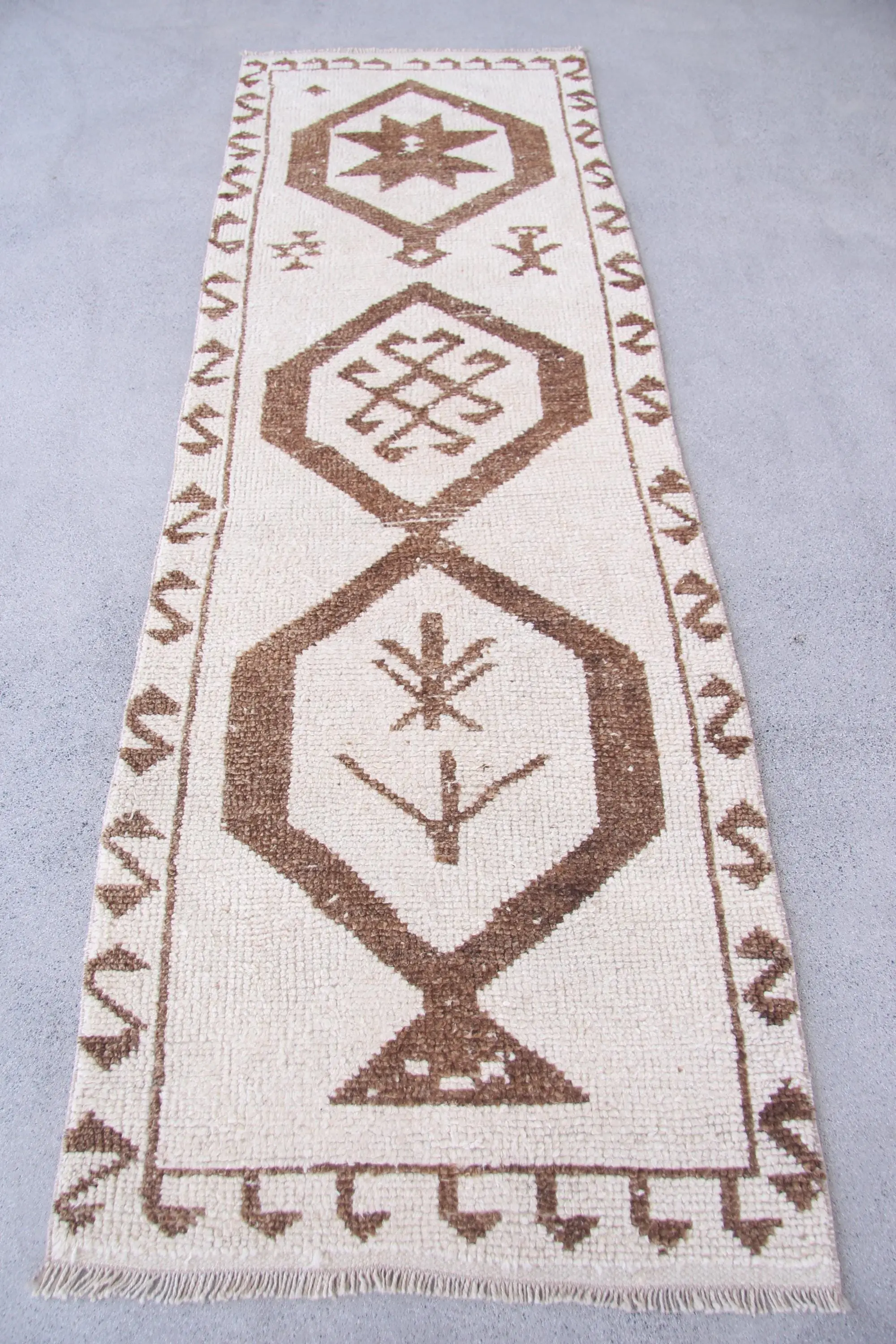 Turkish Vintage Rug 3x9.3 ft, White Herki Animal Print Rug - 1