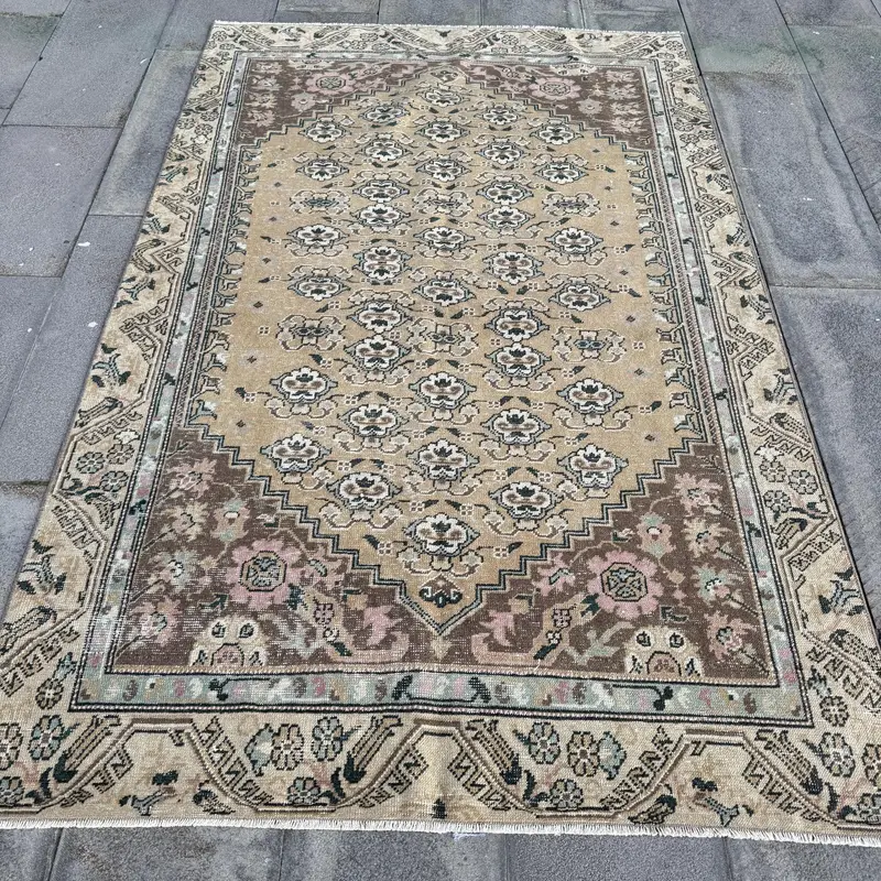 エレガントなベージュ&ブラウンラグ、4.5x7フィートアニマルプリント