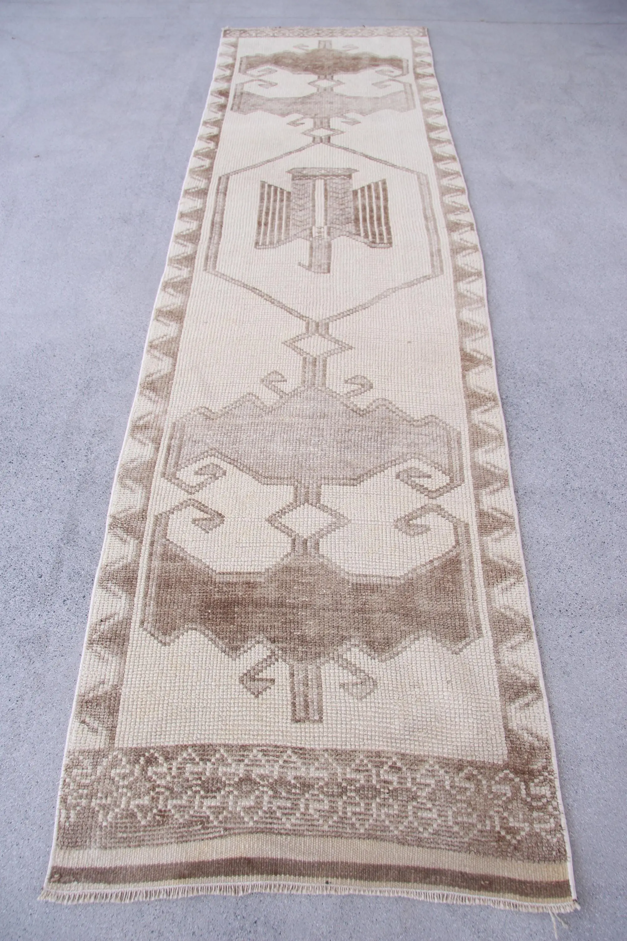 Türkischer Vintage-Teppich 2,7 x 11 Fuß (82 x 336 cm), weißer Herki-Ikat-Teppich - 1