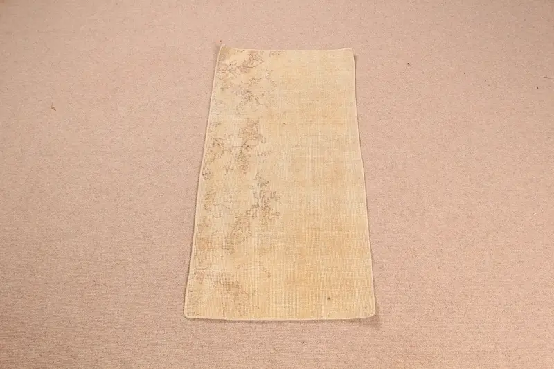 エレガントなベージュのラグ、1.6x3.3フィート、ブラウンのボーダー付き