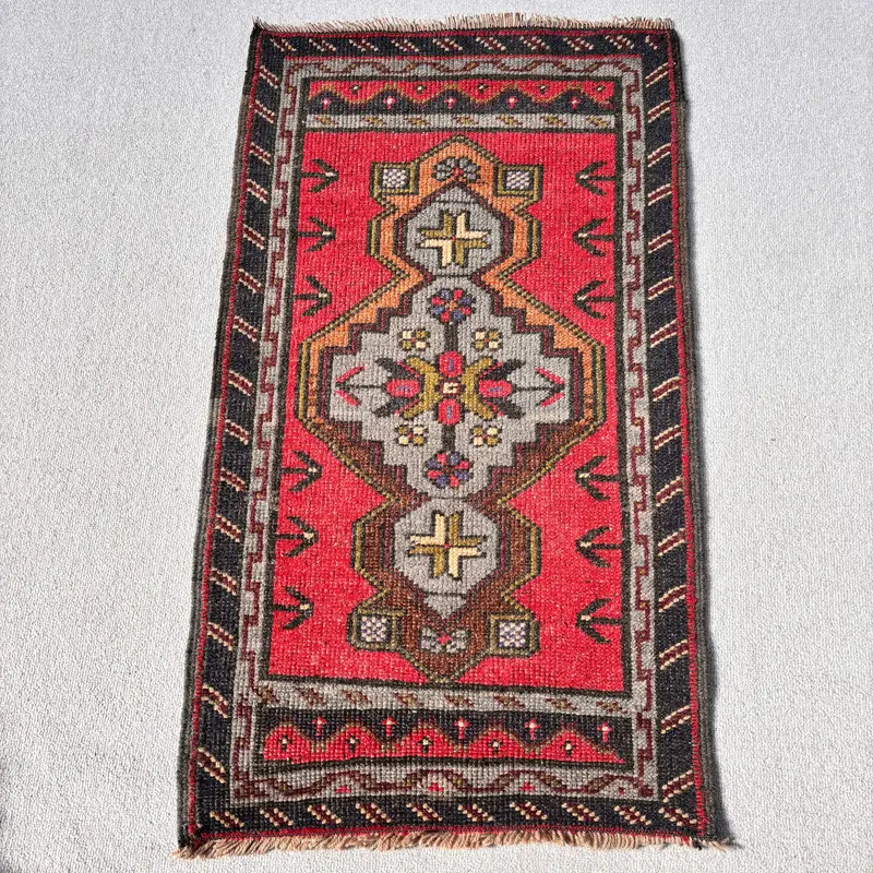Türk Halısı, 1.8x3.2 ft Vintage Halı, Kırmızı Siyah Patchwork Yün Halı - 1