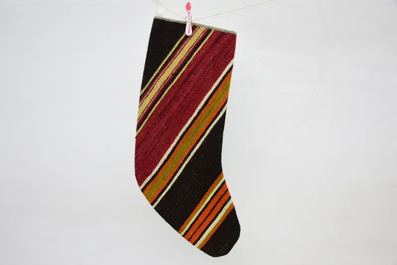 Medias navideñas rojas con adornos, decoración festiva