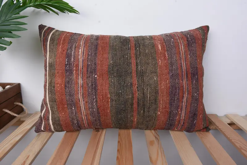 Rot und braun gestreiftes Kissen, handgefertigtes besticktes Kissen