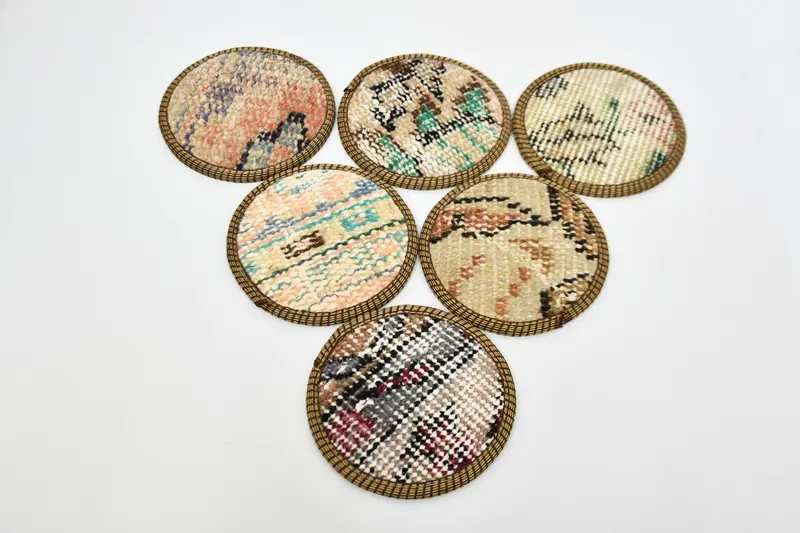 Posavasos elegantes en color beige y bronce, posavasos duraderos y elegantes.