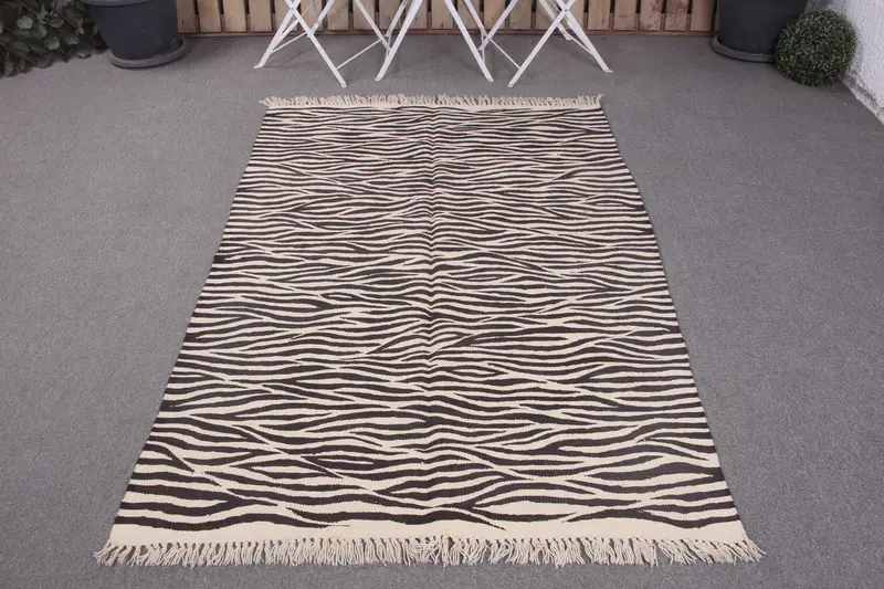 Alfombra floral beige negra hecha a mano, decoración elegante de 3,9x5,8 ft