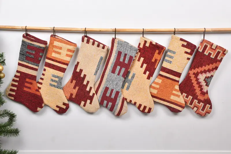 Şenlikli Noel Süsleri Deseni, 7 İnç Dekoratif Noel Çorabı