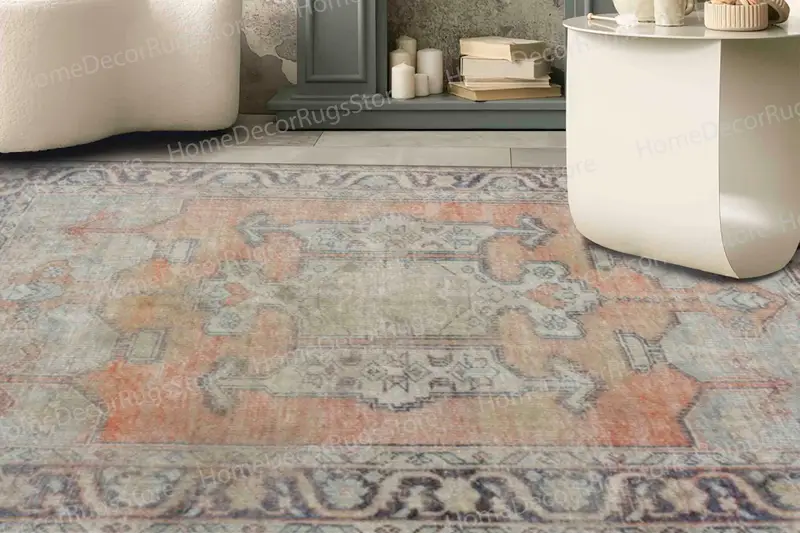 Verblasster, ethnischer, türkischer Muster-bedruckter Teppich, moderne Heimdekoration