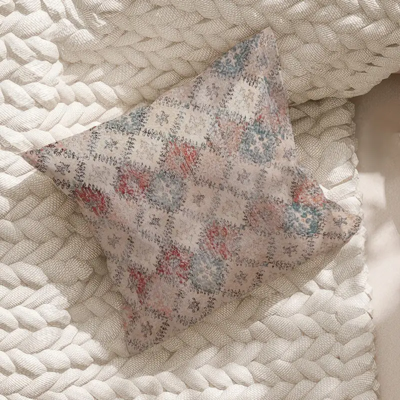 Rot-grünes Kissen mit Bio-Aufdruck: Individueller Akzent für den Außenbereich