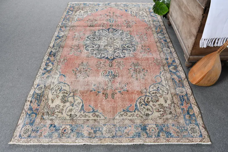 Handgefertigter Teppich mit roten und blauen Punkten, 0,4 x 0,7 Fuß