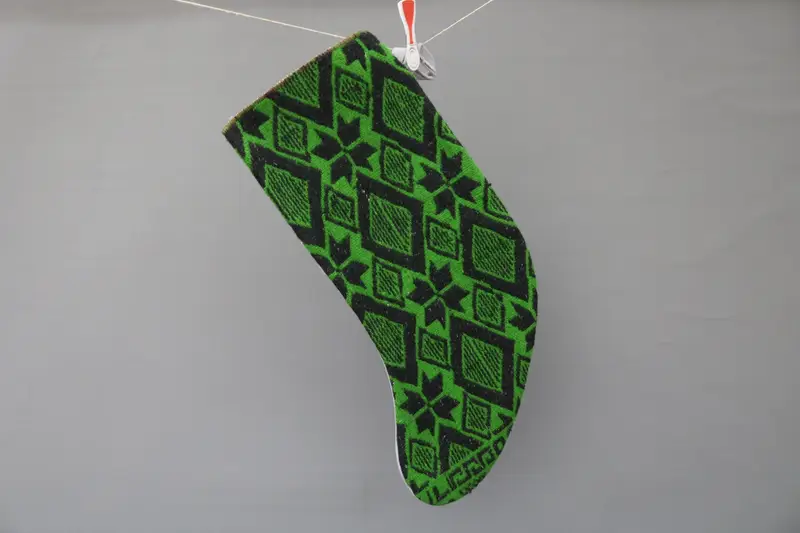 Media navideña verde, media de 9 pulgadas de ancho con patrón de adornos