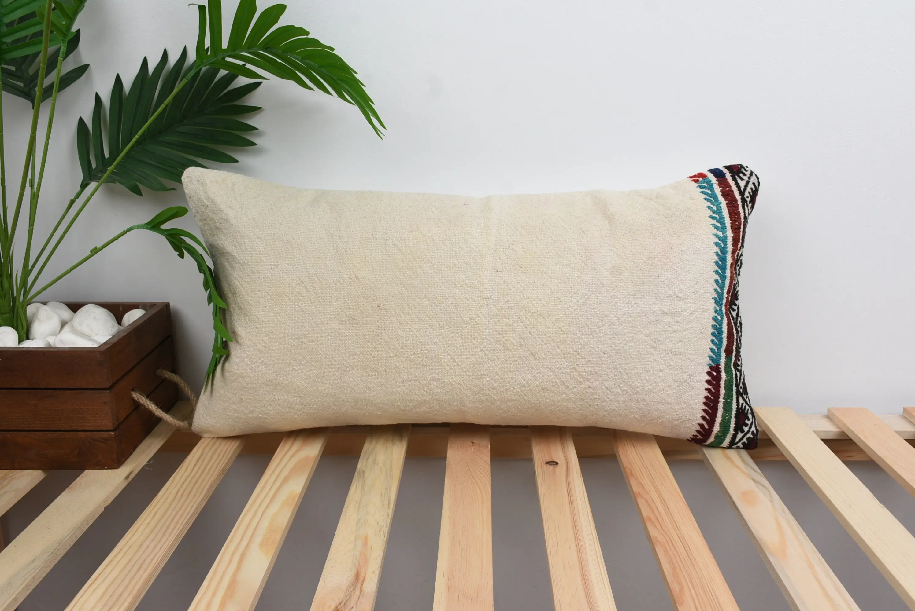 Kırmızı ve beyaz çizgili dekoratif yastık, 12x24 inç büyüklüğünde yastık - 1