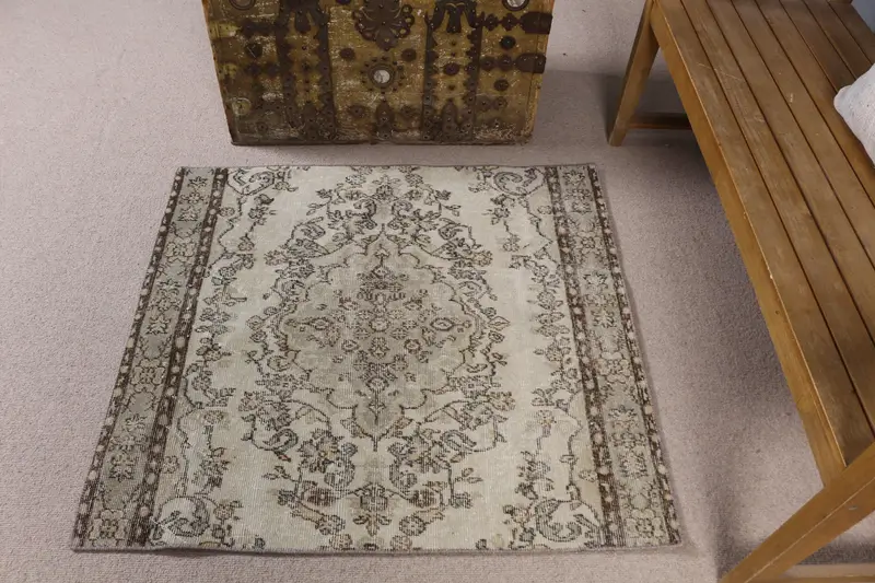 エレガントなベージュの抽象的なラグ、108x188 cmのシックなリビングスペース