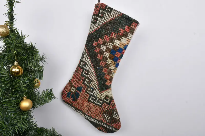 Media navideña Kilim roja, media estampada con adornos de 7 pulgadas