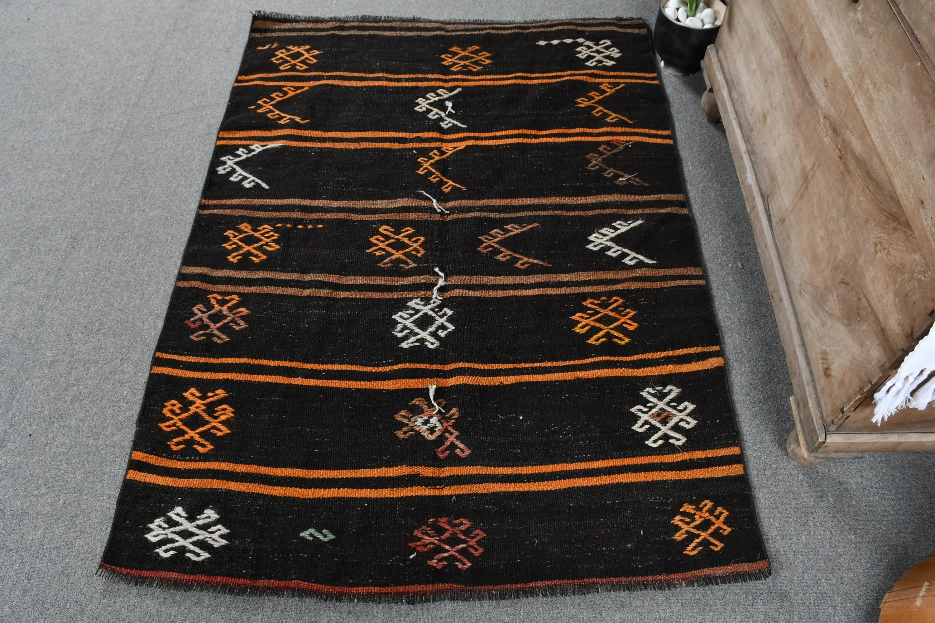 Eleganter schwarzer Teppich mit orangefarbenem Rand, 108 x 155 cm - 1