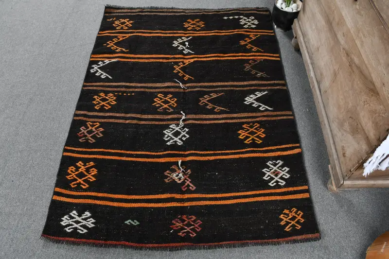 オレンジボーダーのエレガントなブラックラグ、108x155 cm