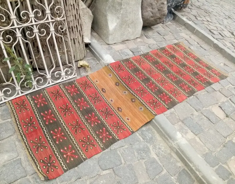 Roter Orientteppich, 2,25 x 6,5 Fuß, elegantes Dekor