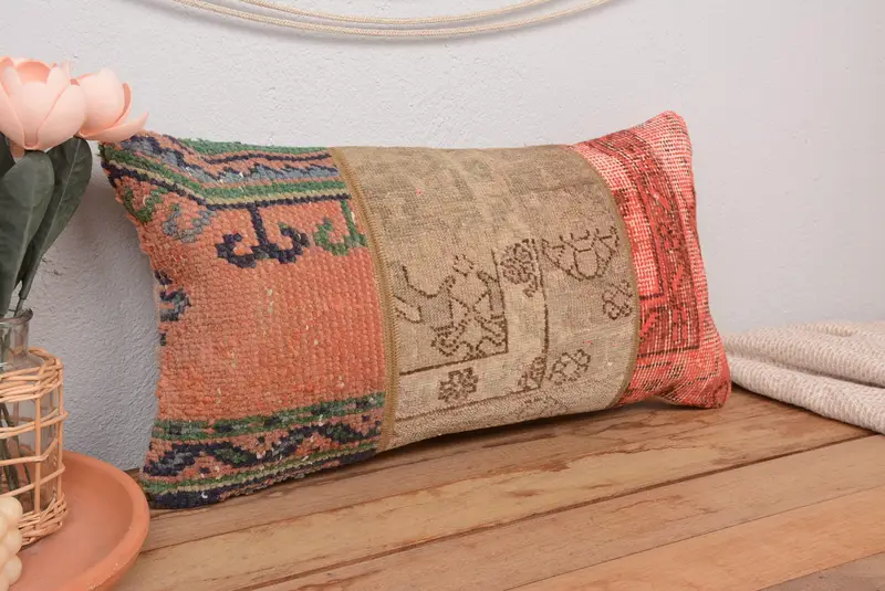 Almohada de tiro patchwork rojo y beige, cojín hecho a mano 12x24