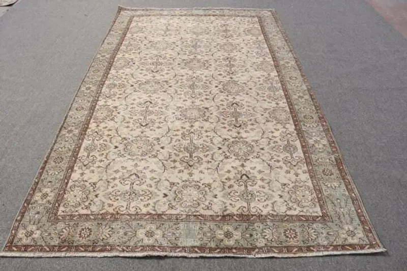 エレガントなベージュ&グリーンラグ、5.4x9フィートの幾何学模様の花柄