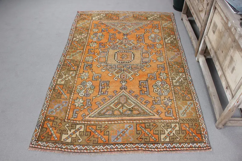 Handgefertigter Perserteppich in Orange und Grün, 0,3 x 6,3 Fuß