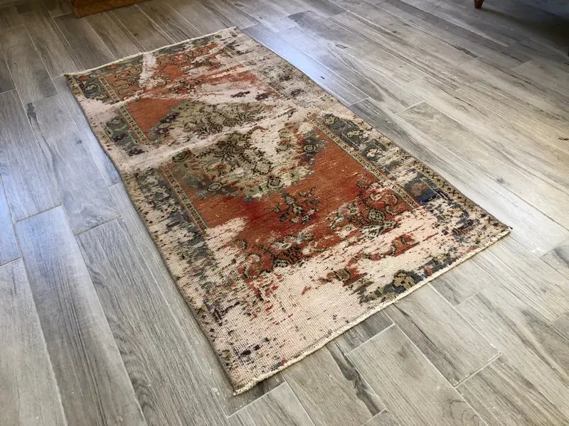 Orangefarbener Teppich, 2,83 x 5,67 Fuß – Lebendig und modern