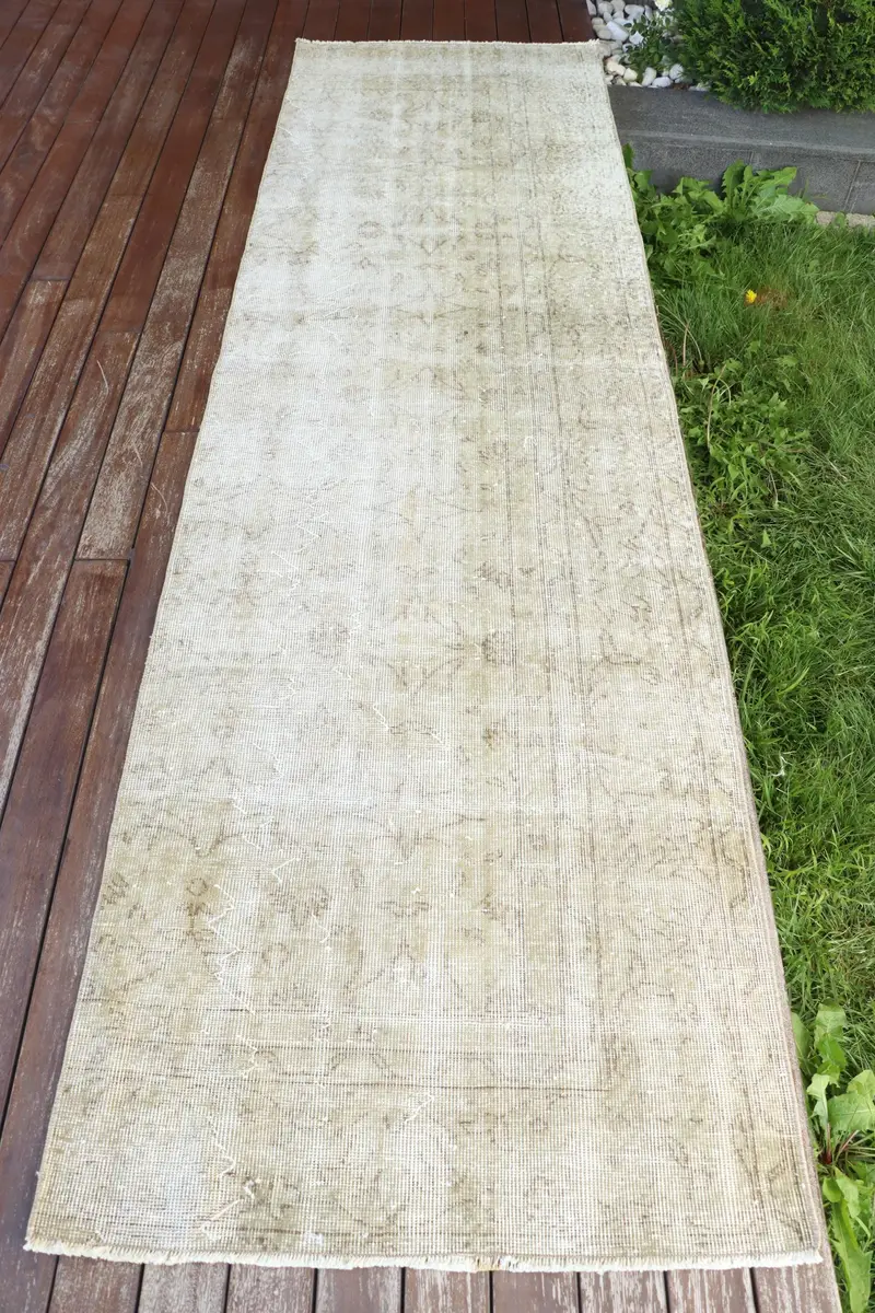 Handgefertigter beiger Teppich, 2,3 x 9,7 Fuß mit braunen Akzenten