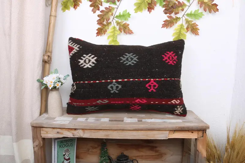 Geometrisches braunes und grünes Wurfkissen, handgefertigtes besticktes Kissen