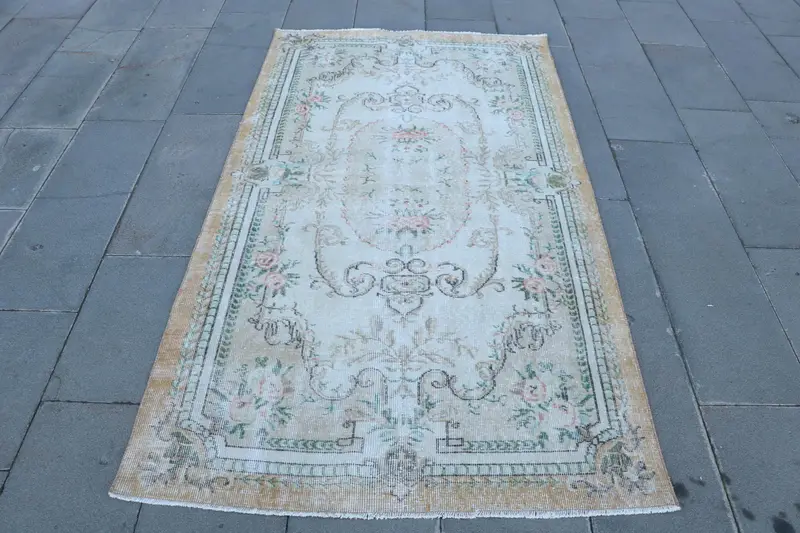 エレガントなベージュ & グリーンのペルシャ絨毯、115x203 cm シックな装飾