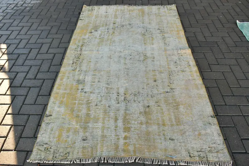 4,5 x 7,5 Fuß großer türkischer Teppich, gelbgrauer Vintage-Karo-Wollteppich - 1
