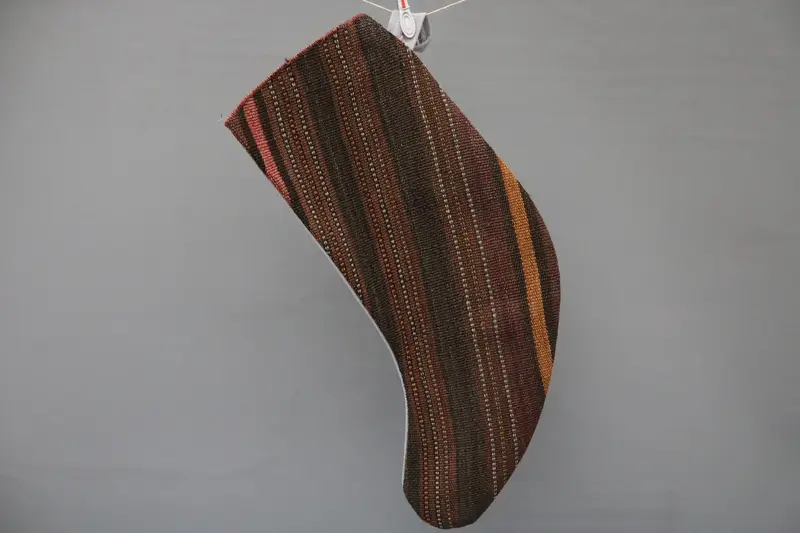 Kahverengi ve Siyah Noel Süsleri Çorabı, Şenlikli Tatil Dekoru