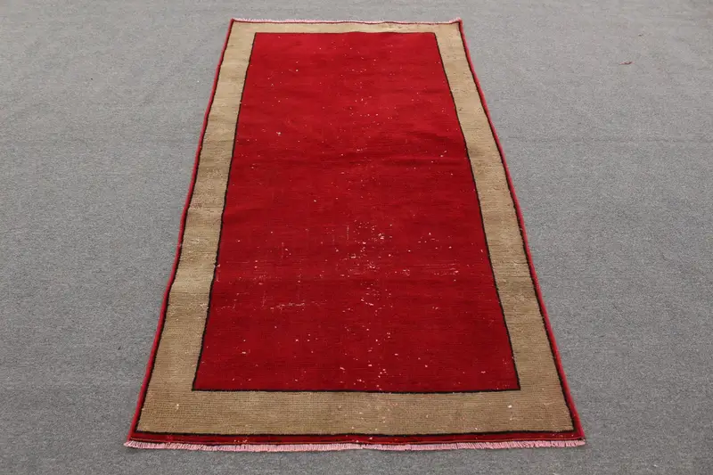 Roter Orientteppich, 6,3 x 6,3 Fuß mit grünen Akzenten