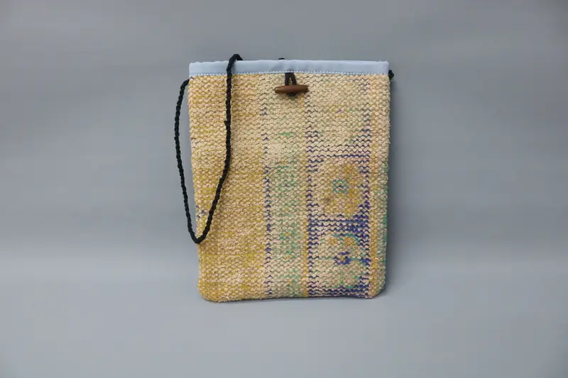 調節可能なストラップ付きキリムバッグ、ヴィンテージモチーフのウールクロスボディバッグ
