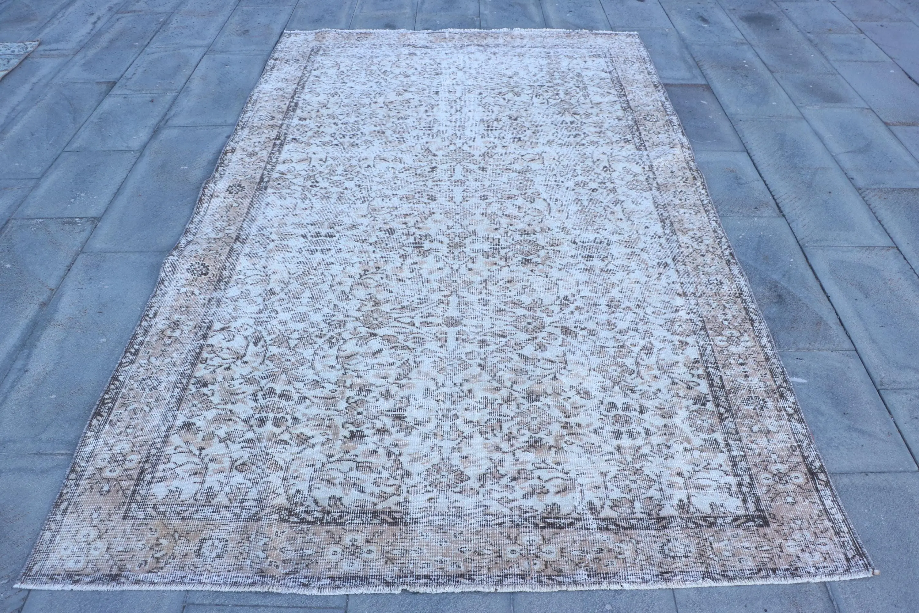 Vintage Teppich, 5,3x8,6 ft großer türkischer Teppich, weiß brauner Blumenteppich - 1