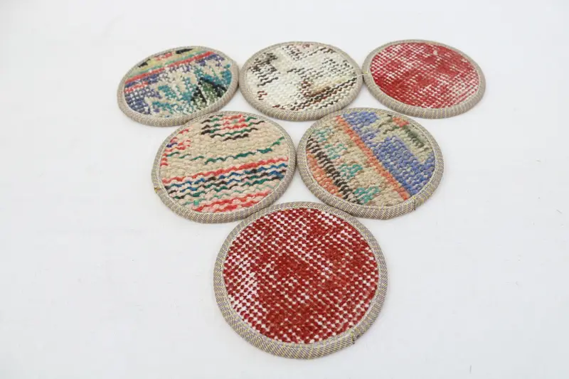 Posavasos redondo bohemio, posavasos rojo y beige con base antideslizante