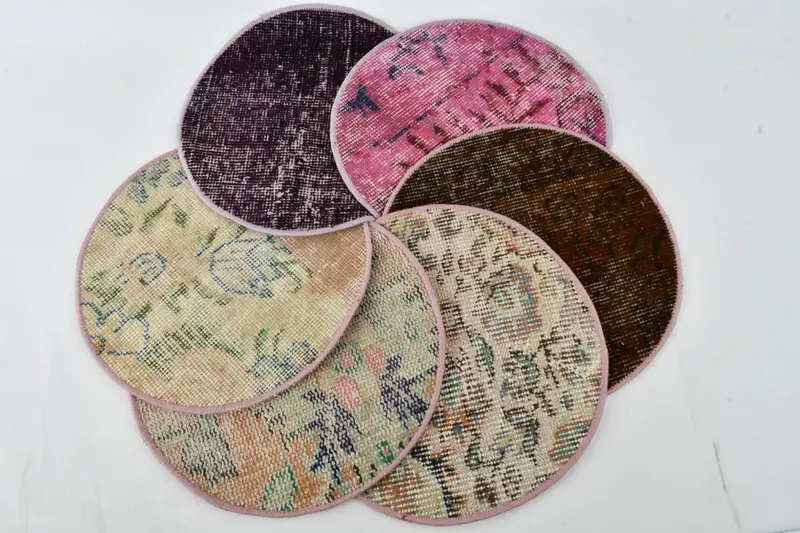 Elegante mantel individual Kilim beige y rosa, diseño de alfombra turca hecha a mano