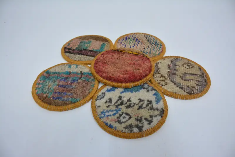 Elegantes posavasos rojos y bronce, exclusivo conjunto de posavasos Boho