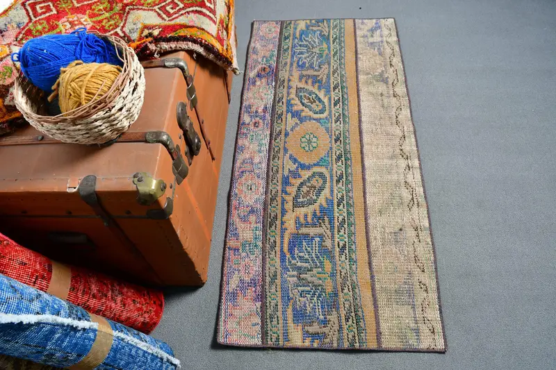 Türkischer Vintage Oushak Kleiner Teppich 1,9x4,2 Fuß, Blauer Teppich aus Wolle mit Pflanzen und Bäumen - 1
