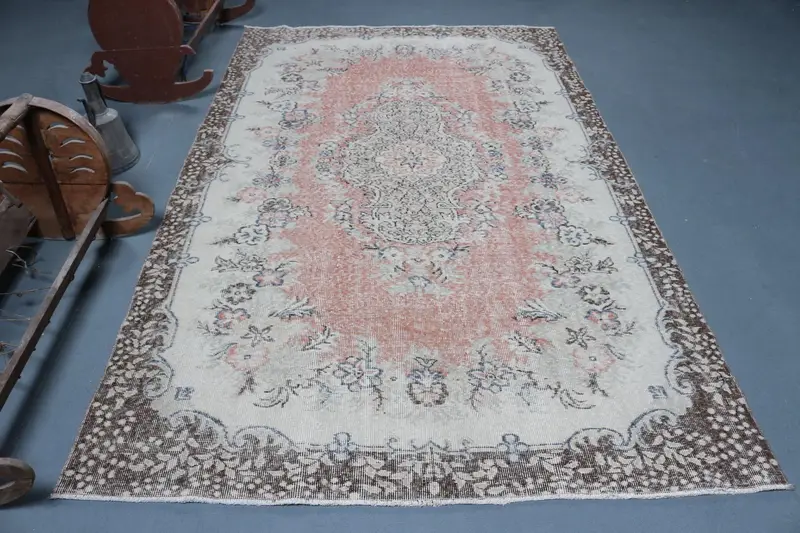 Alfombra vintage turca, alfombra Oushak de 5,5x9 pies, alfombra de lana con bordes blancos - 1