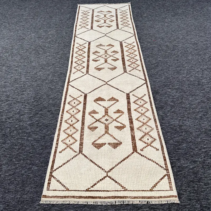 Eleganter beigefarbener Orientteppich, 0,2 x 10,4 Fuß, Beige und Braun