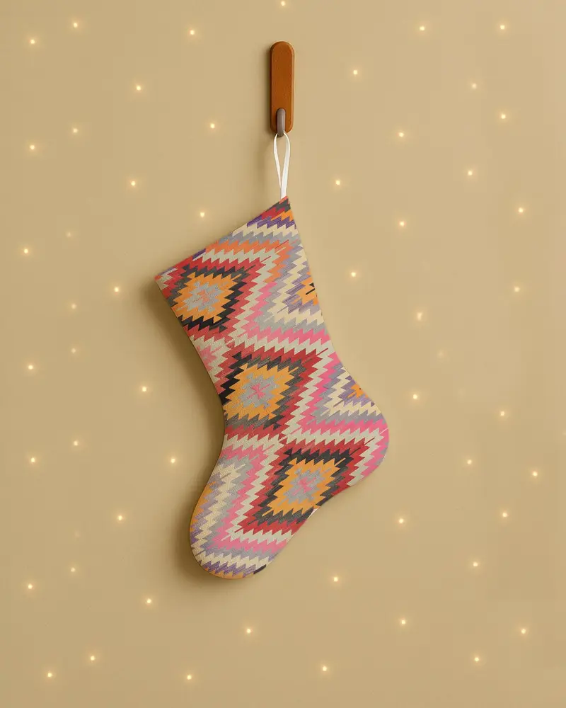 Medias festivas de adornos navideños de color rosa y amarillo, acogedora decoración navideña