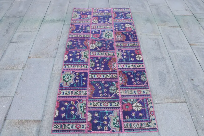 Alfombra vintage turca 81x177 cm (2,7x5,8 pies), alfombra de cuadros rosa púrpura Oushak - 1
