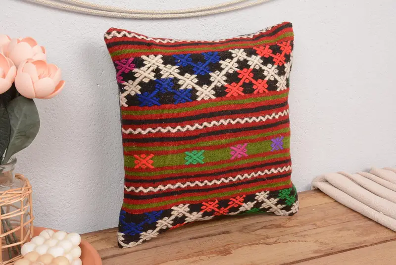 Geometrisches grün-rot besticktes Kissen, handgemachtes Vintage-Wurfkissen