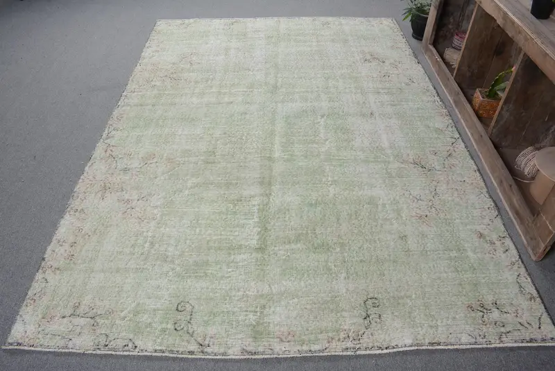 Alfombra verde, patrón sólido de 6x8 pies con detalles en negro