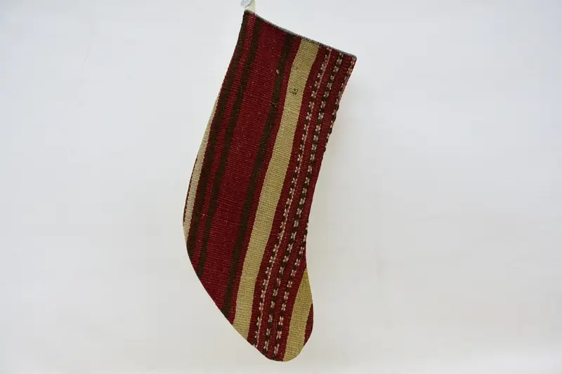 ベージュの装飾が施された赤いクリスマス ストッキング、お祭りホリデー ストッキング