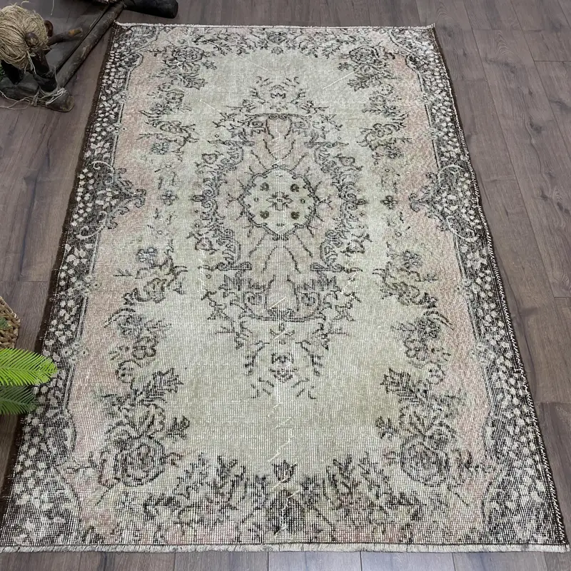 エレガントなベージュ&ピンクのラグ、4x5.9フィートのストライプ幾何学模様