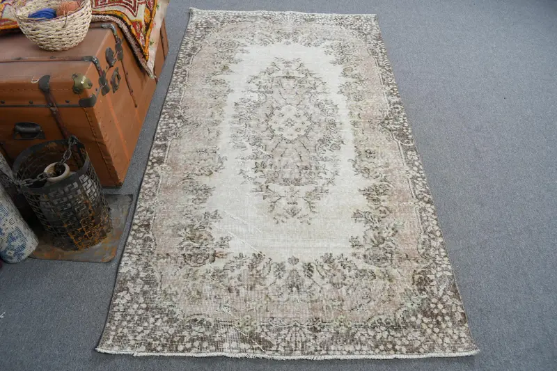 エレガントなベージュのラグ、3.6x6.6フィート、オレンジの花のモチーフ付き