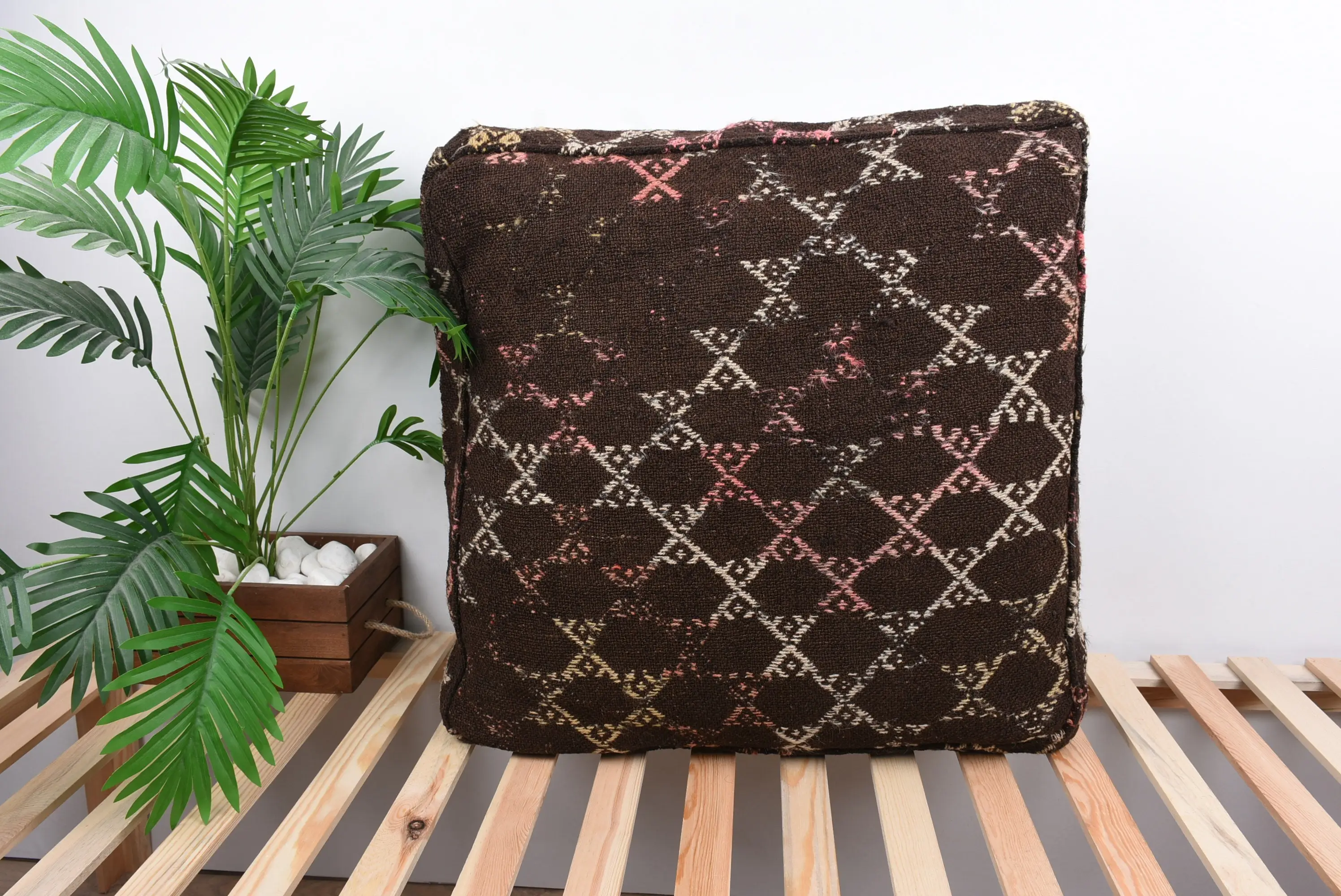 Puf de lana inspirado en Kilim marrón y beige, puf turco hecho a mano 24x24x6 - 1