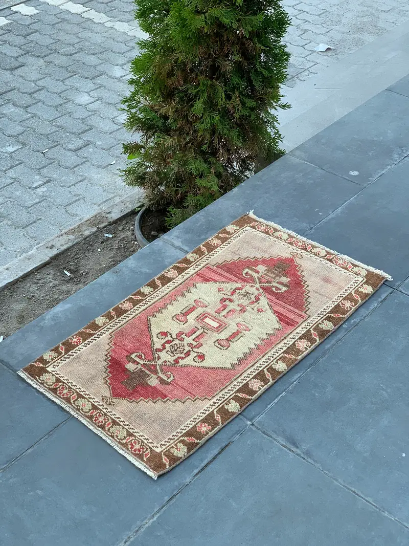 Elegant Beige and Red Floral Rug, 1.5x2.78 ft