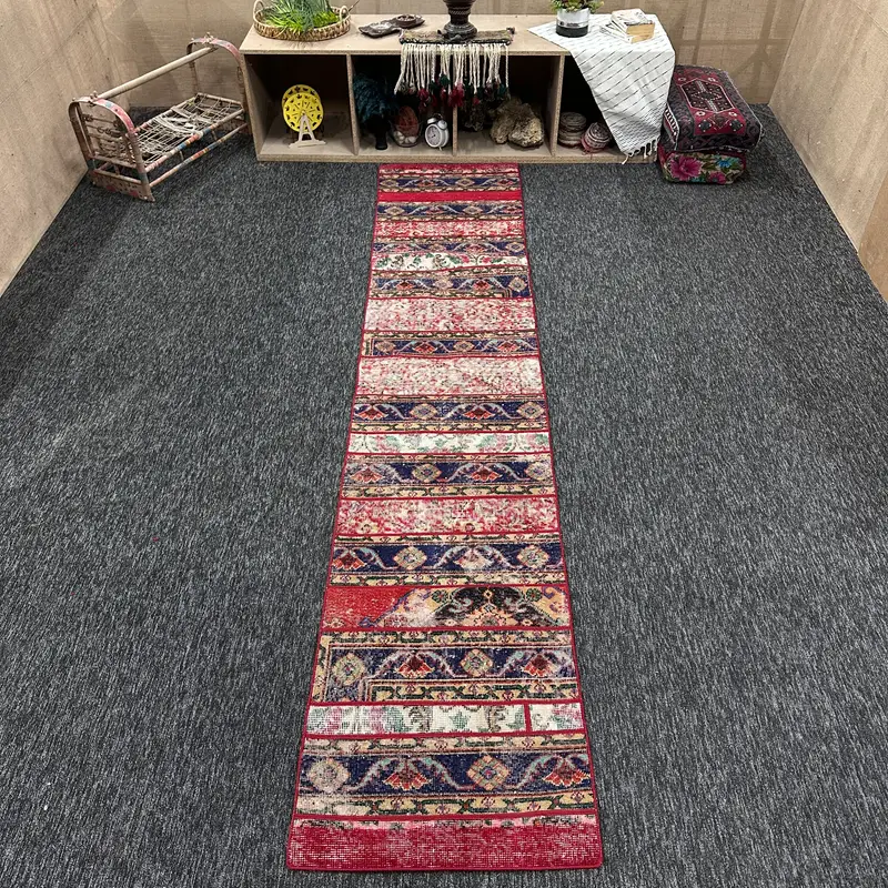 Vintage türkischer kleiner Teppich 2,1x7,4 ft (65x226 cm), roter Patchwork-Herki-Teppich - 1