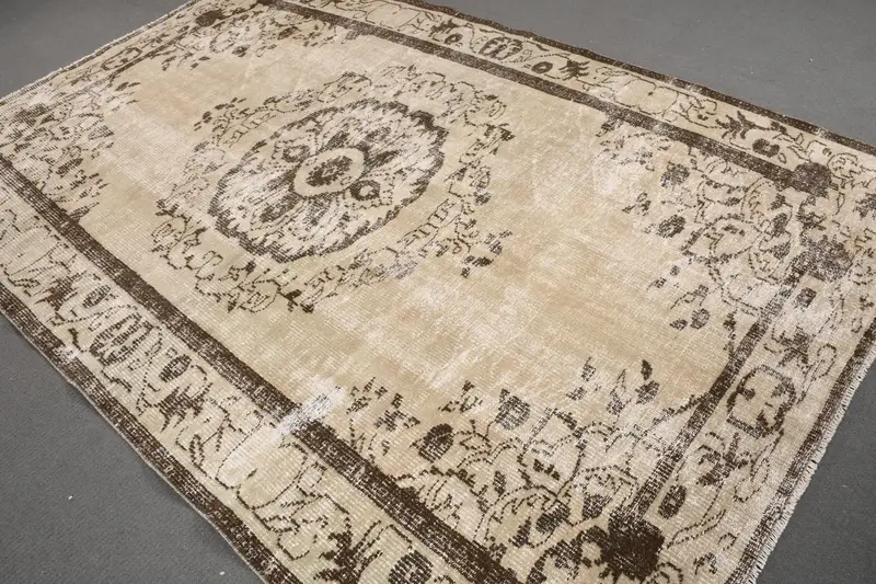6x9,4 ft türkischer Teppich, großer Vintage-Teppich, braun-weißer Patchwork-Teppich - 1