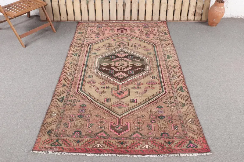 El Yapımı Kahverengi ve Pembe Kareli Halı, 4,7x7,1 ft